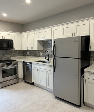 Call NOW for showings! 617-236-8550 - PROSPECT ST - RENOVATED INMAN SQ 3BR/1BA AVAIL *9/1/2026* W/ LNDRY IN UNIT, RNTL PRKNG, EQUAL BDRMS Condo