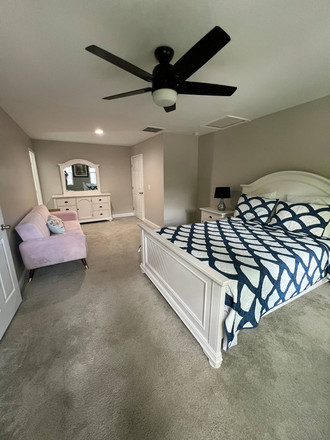 Bedroom - Shared house / 1 Bedroom + Full Bathroom (Tv not included in the bedroom)