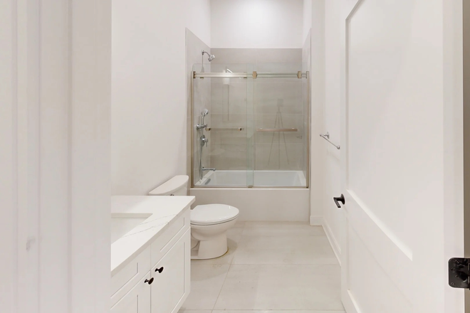 Email us today for more info! - Room for rent in theatre district! Apartments