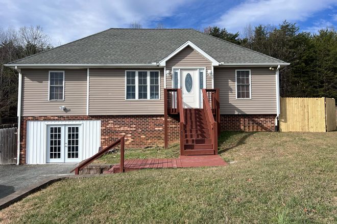 Front - 6 Bedroom, 3 Full baths, 4 miles from LU, rear deck with fenced yard