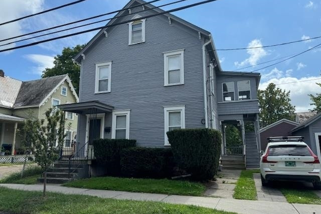 Front of Building - 11B Grant Street -- 3 Bed 1 Bath Downtown Apartment