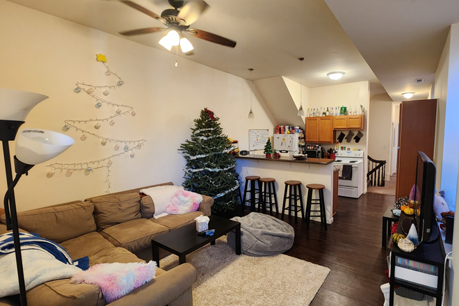 Living Room - $1500 SIGNING BONUS!     5 Bedroom/2 Bathroom Duplex