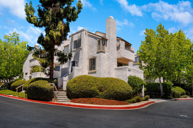 Gorgeous Corner Spacious Corner Unit - Large 2 Bedroom/2.5 Bathroom townhome in la Jolla/UTC/UCSD area.