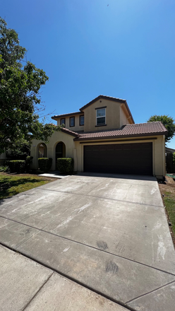 House front yard - Merced house 1 Master bedroom ($1100 per month) for rent for one or two students