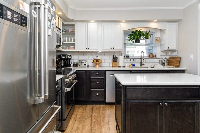 Kitchen - Rooms for rent on Bus No:9 route in NB. Less than 1 min walk to SRTA Terminal