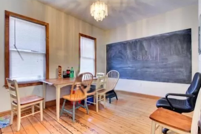 - - No Broker Fee! Short Commute to Campus! Large 6 Bed 4 Bath w/ Back Yard Patio