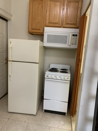 Kitchenette - Small 1-bedroom.  1st floor.  Near all transportation, I-95.  $875 monthly w Apartments