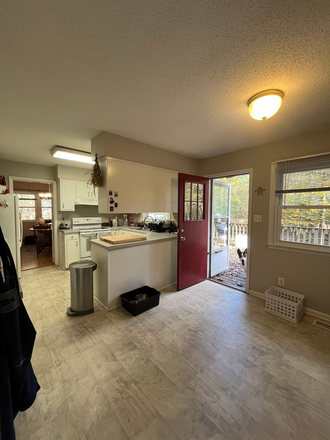 Kitchen - Peaceful 3 bd 2ba home by MLK Jr Park