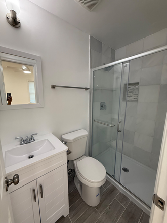 Ensuite bathroom - Renovated Studio with private bathroom and full kitchen - 10 minutes walk to campus Apartments
