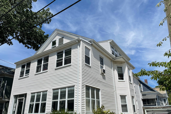 Building outside - 8-BED TUFTS STUDENT HOUSING: HVAC, Wifi + Electricity Incl. No Broker Fee, Quiet, Study-friendly Duplex