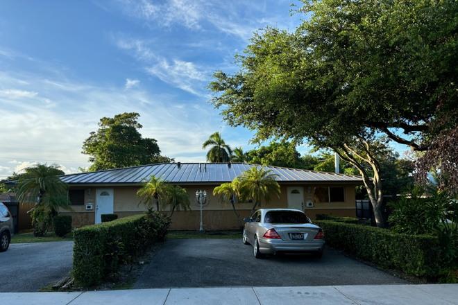 Outside House - Fully Furnished, very closed to UM. Available now for UM students only!