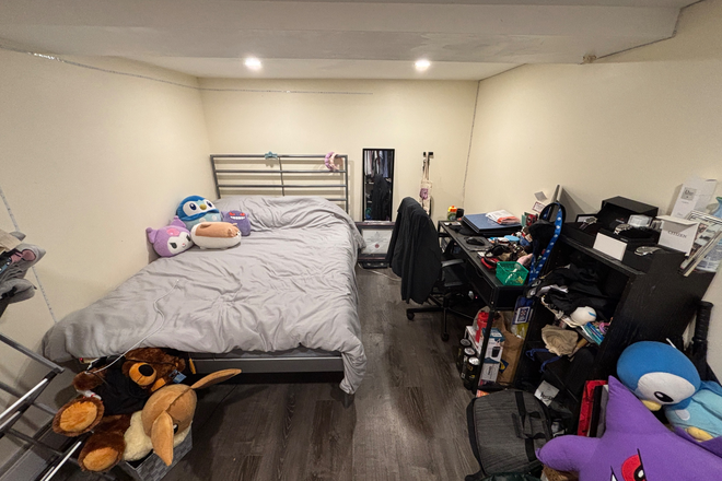 Room 1 - Renovated 2-Bed Victorian Lower Flat | Solid Brick Character Home | 10 Min Walk to UofT