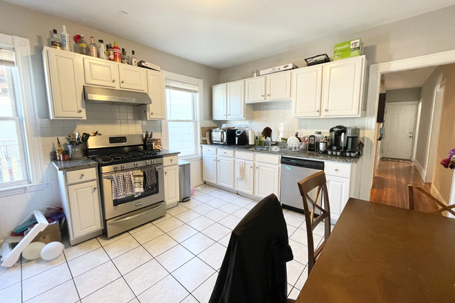 Kitchen - Amazing 4 Bed/ Laundry in the Unit