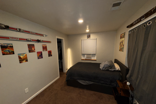 Bedroom - Fully Loaded Room Near CU Boulder (On Hill) – Parking, Laundry, Backyard & More