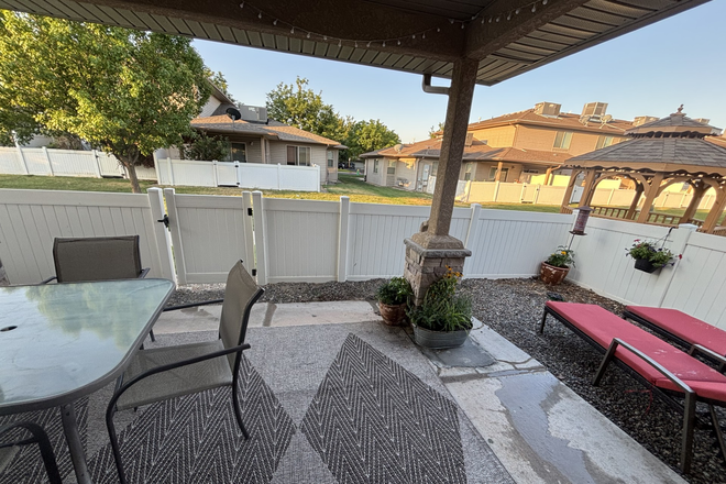 Super cool patio - Townhouse room 10 min from CMU