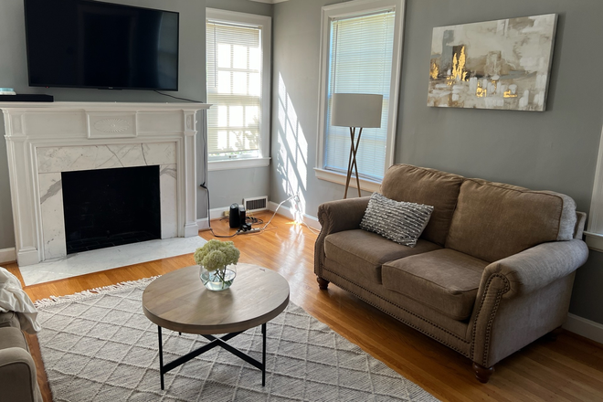 living room - Awesome 3 bedroom with 2 full baths----1750 sq ft---private parking--great location---near campus--- Duplex
