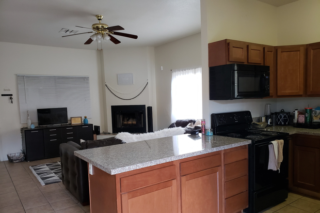 Granite kitchen with breakfast bar - Beautiful 5 bedroom right next to the Stadium House
