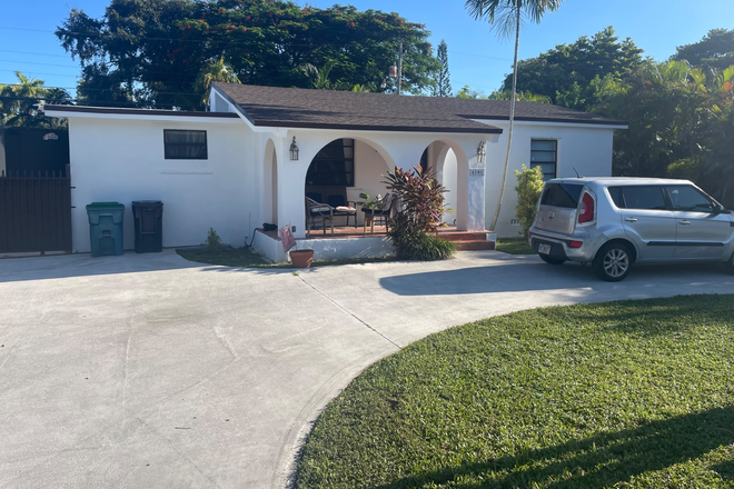 Front of house - Roberto Lopez House