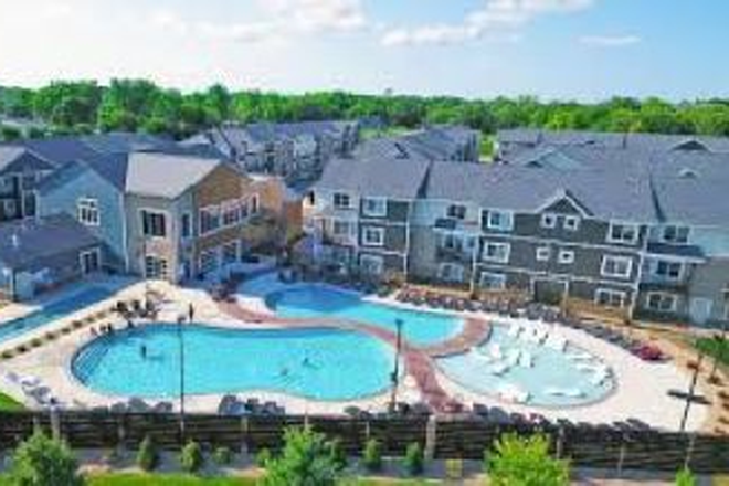 The multiple pool - The Quarters (1 Bedroom available for the summer, beautiful pool) ($100 off each month) Apartments
