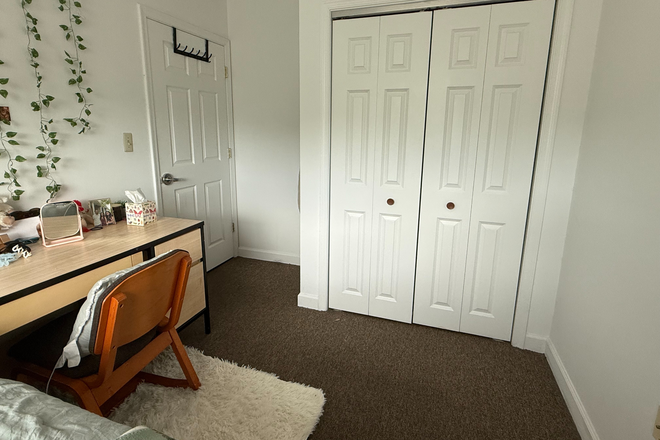 bedroom - South Campus Commons 7 Apartments