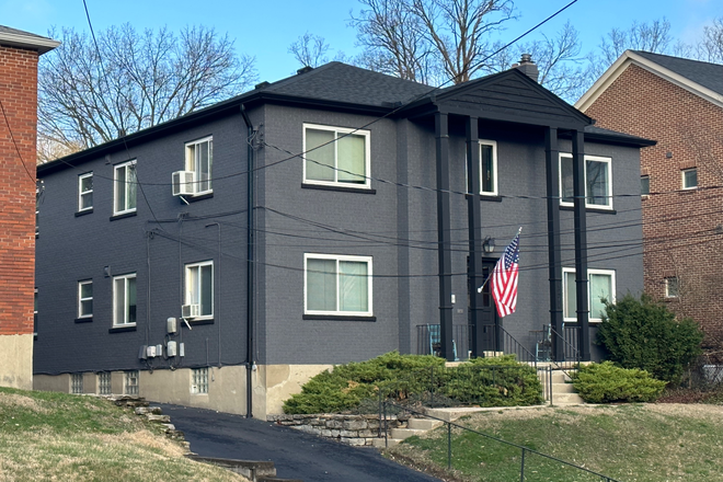 Building Front - Quiet 1 bed/1 bath 2nd floor apartment in Hyde Park