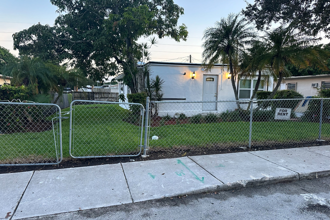 Front of Home With Side View - $1,200 Per Month Close to Campus!!! Private Furnished Rooms Utilities Included. House