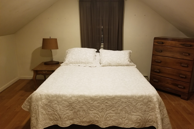 Upstairs bedroom - Peaceful Creekside Loft in Vinton