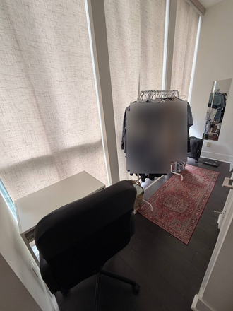 work desk and chair - 1 Furnished Studio in Yorkville, all utilities incl