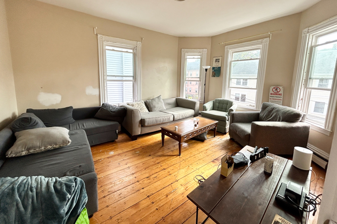 Living Room - 5 Bed 2 Bath on Calumet St, Awesome Location, Better Price! Apartments