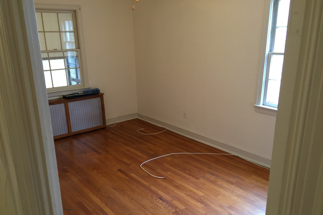 Bedroom - 4504 MacArthur Blvd NW - Foxhall; Metro Bus direct to campus; walking distance Apartments