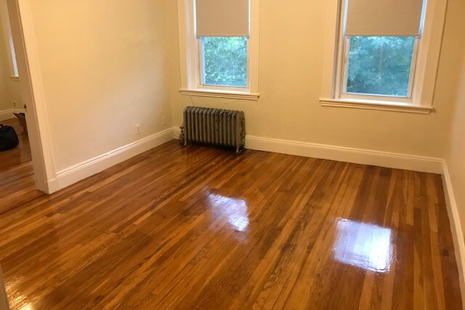 Visit hubrealtyproperties.com - Front facing 2 bedroom, eat in kitchen, handy to the Green line Apartments