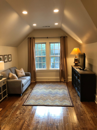 Living area - Carriage House within walking distance of Emory University