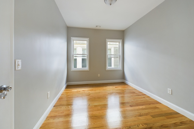 Bedroom #3 - Renovated 4 Bed 2 Bath on Calumet!!
