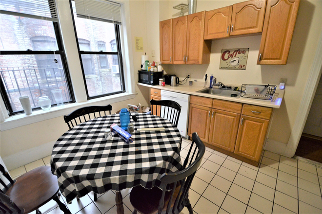 Kitchen - Huge 5 Bed Available 9/1/25! *CONTACT NOAH 603-470-8181