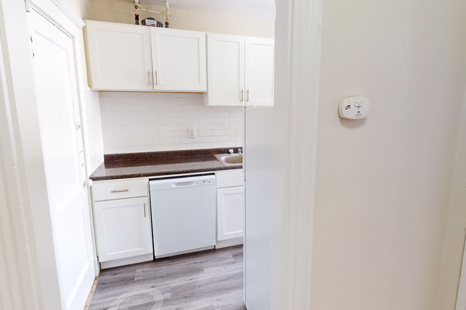 Visit [web address removed] - Wonderful front view 1 bedroom, with large kitchen, in Fenway Apartments