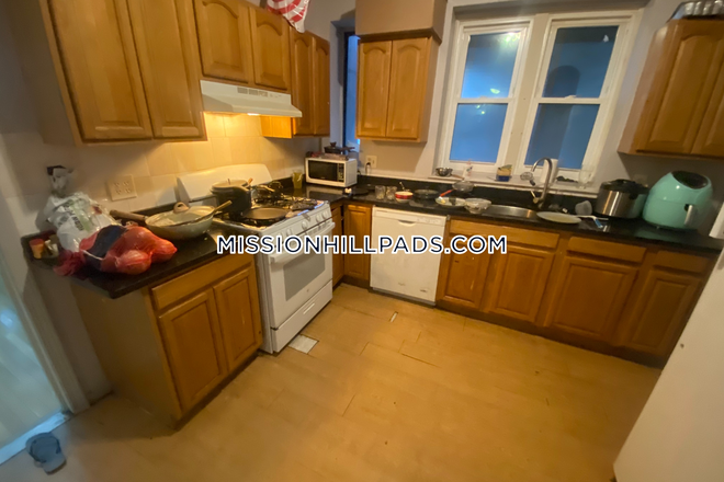 Kitchen - Available 9/1/2025! 3 Bedroom Apartment on Tremont St. Close to NEU Campus!