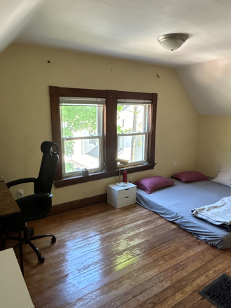 Bedroom 1 - Private room for sublet, 20 mins to college via Bus 57 House