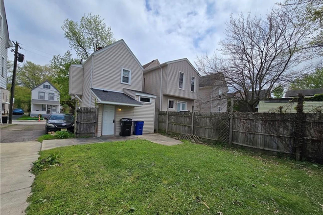 Garden and back entrance - AVAILABLE NOW | Little Italy 2BR/2BA | Walk to CWRU & UH Townhome