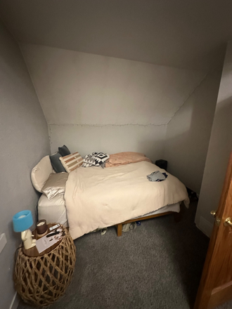 Spacious room - Split Level House Near Campus