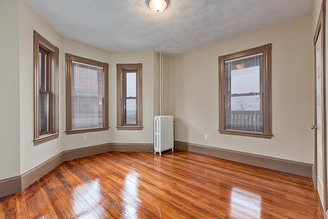 1 - SEPT 2026 – Renovated East Boston 5 Bed / 2 Bath with Deck, Student OK! No Broker Fees! Apartments