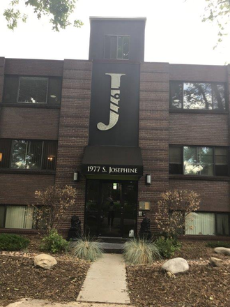 Entrance to Building - Beautiful 1/1 Great Location! Close to DU, restaurants and shops Condo