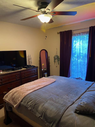 Bedroom - Individual room close to campus. 5 min drive commute, 15 min in bicycle. House