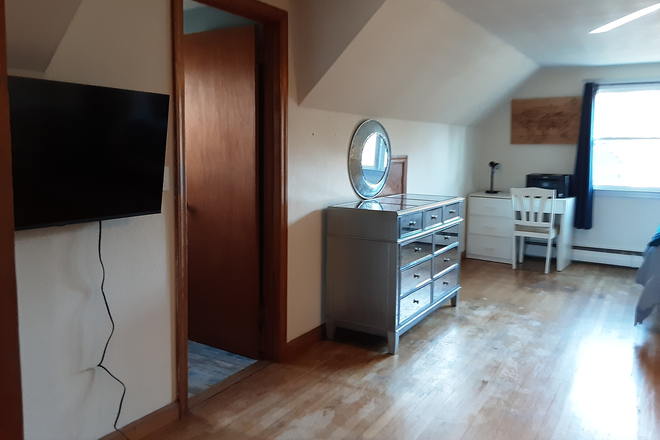2nd floor bedroom - Quiet zen retreat home