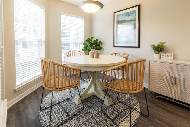 Dining Area - 2bd2ba Mud Island Apartment! Short-term lease w/ option to extend!