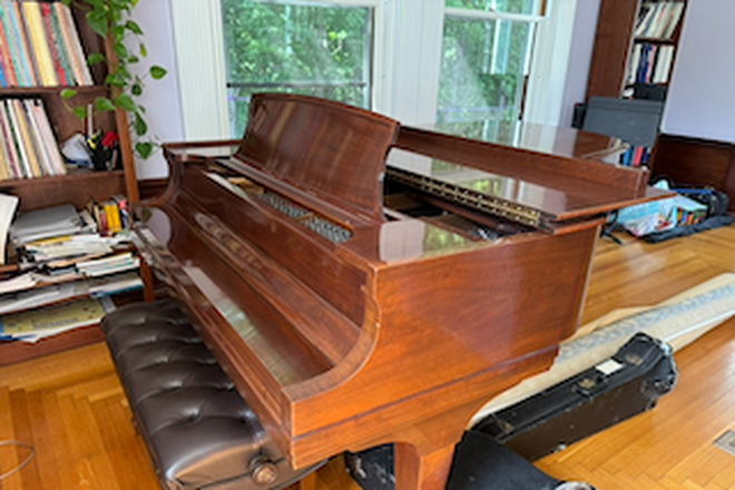 shared piano - Graduate Student Housing Opportunity - Free rent in exchange for family support