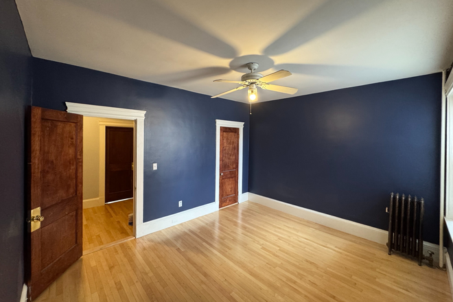 Bedroom - Spacious Bedroom Available for Young Professionals/Students