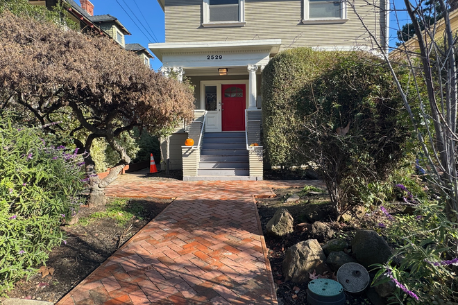 Front of Duplex - Elmwood, Walk to Cal, 4bd/3bth flat, large livingrm & kitch, utilities included, Best Neighborhood