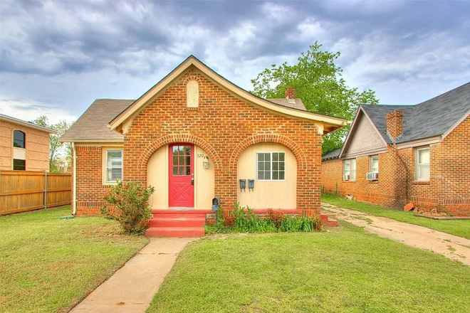 Front - Roommate wanted for 3 bed 2 bath near campus