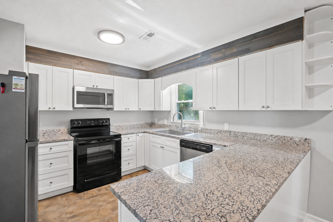 Kitchen - Walking Distance to Campus - Newly Renovated 3 Bedroom/2 Bathroom House