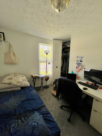 Bedroom for Rent - Shared Townhouse close to the Campus and Lake